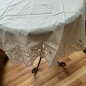 SALE‼️‼️Elegant Cream Lace Table cloth in ecru color size 36” square